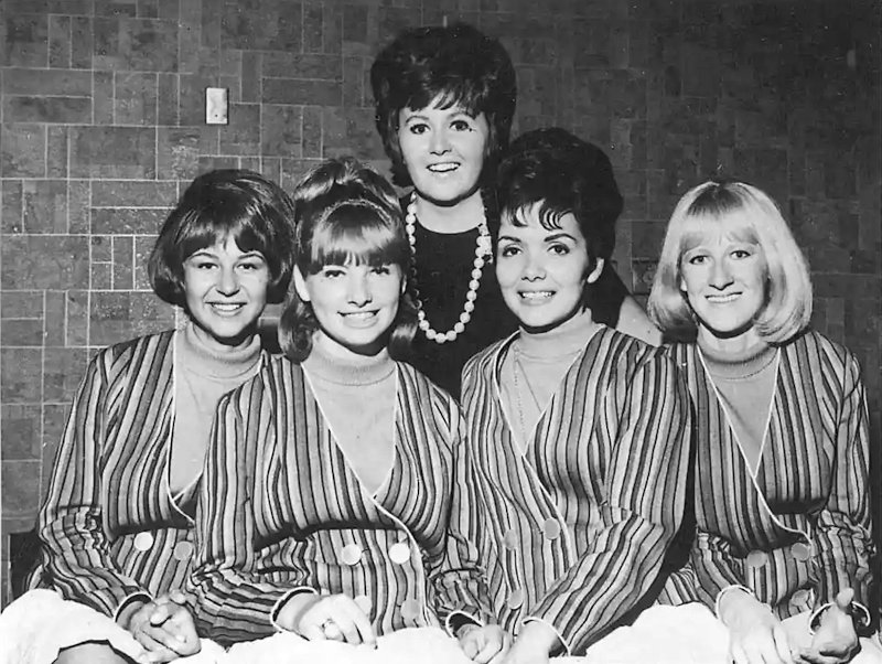 Music Hop
                              Hootenanny chorus singers